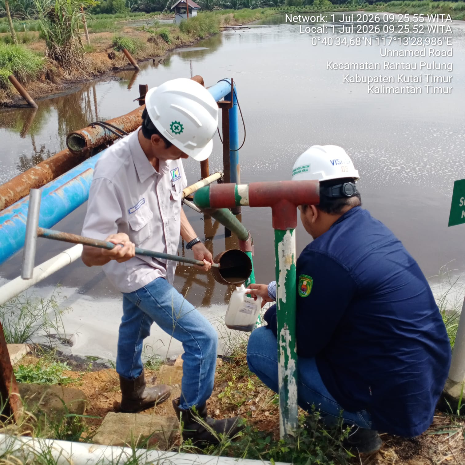 Kegiatan Pengambilan Sampel Air di Outlet Settling Pond